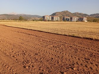 GÜNEYSINIRDA İMARLI ARSA 