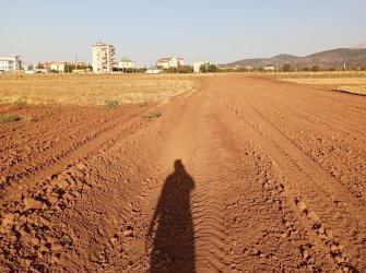 GÜNEYSINIRDA İMARLI ARSA 