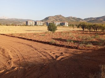 GÜNEYSINIRDA İMARLI ARSA 